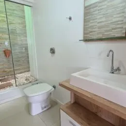 Foto de um banheiro mostrando um vaso sanitário branco.