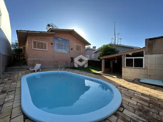 Foto da fachada de uma casa com piscina no Brasil.