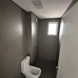 Foto de um banheiro com vaso sanitário branco.