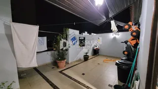 Interior de uma sala com piso de cerâmica e paredes brancas.
