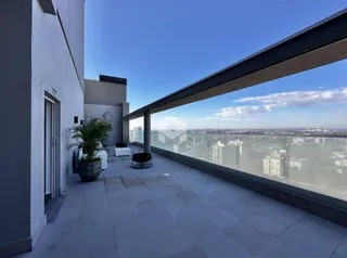 Vista panorâmica de um terraço com vista para a paisagem urbana.