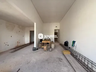 Esta é uma foto de um espaço interno vazio e em construção em uma propriedade.