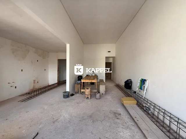 Esta é uma foto de um espaço interno vazio e em construção em uma propriedade.