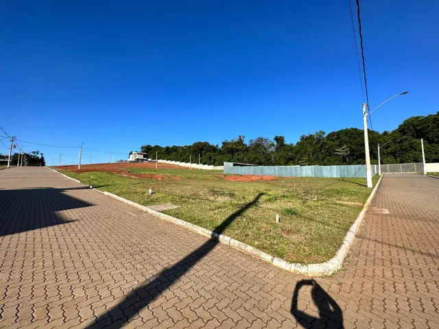 Vista externa de um terreno com gramado e pavimento de tijolos em Lajeado.