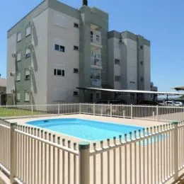 Foto da fachada de um imóvel em Lajeado, Brasil, mostrando uma piscina externa.