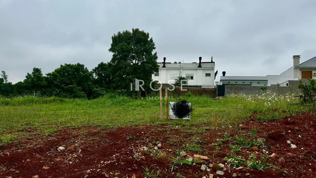 Vista externa de uma residência com vegetação densa no primeiro plano.