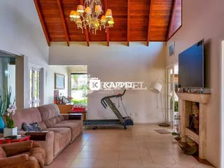 Sala de estar ampla com piso de cerâmica e teto de madeira.