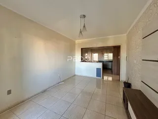 Corredor interno de uma residência com piso de cerâmica.