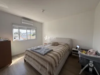 Quarto com cama e janela em um imóvel no Brasil.