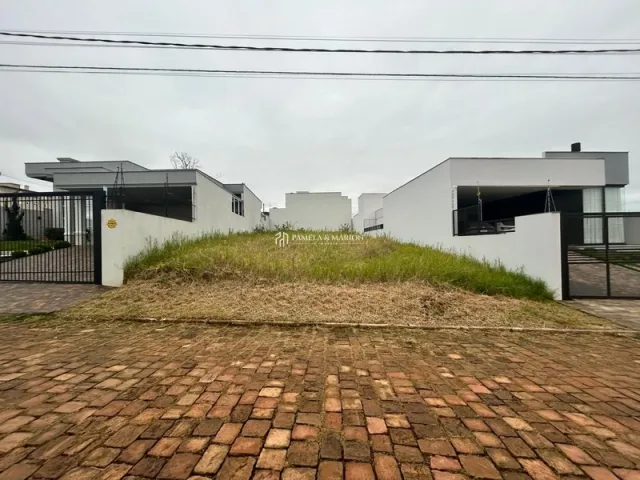 Fachada de uma residência branca com paisagismo em Lajeado.