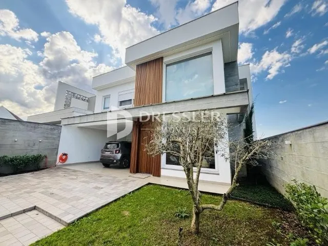 Fachada de uma residência moderna com jardim e área externa em Lajeado.