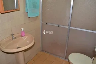 A pia de um banheiro é visível na foto.