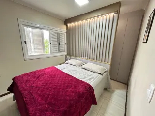 Quarto com cama e janela em um imóvel.