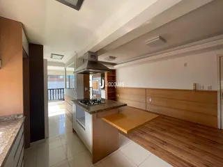 Cozinha moderna com armários de madeira e piso de madeira.