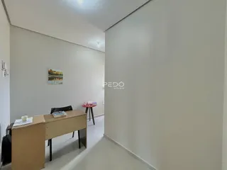 Corredor interno de uma residência com paredes brancas.