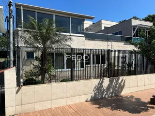 Fachada de um imóvel em Lajeado, Brasil, com cerca e paisagismo.