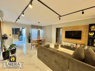 Sala de estar ampla com decoração moderna e piso de mármore.