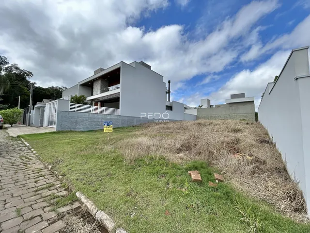 Fachada de uma residência moderna em Lajeado, Brasil, com jardim gramado na frente.