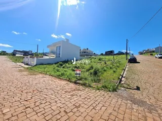 Fachada de uma casa em Lajeado, Brasil, com entrada pavimentada.