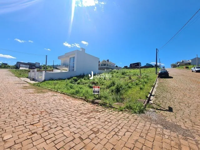 Fachada de uma casa em Lajeado, Brasil, com entrada pavimentada.