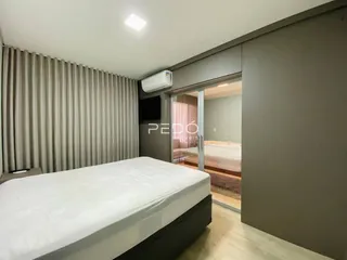 Quarto com cama e parede texturizada em um imóvel no Brasil.