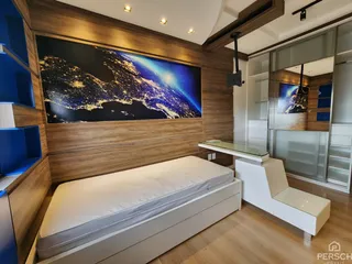 Quarto com cama grande e painéis de madeira na parede.