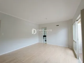 Sala de estar com piso de madeira clara.