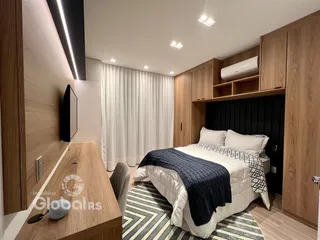 Quarto com cabeceira e armários em madeira
