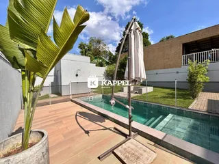 Foto de uma piscina externa com deck de madeira em uma propriedade.