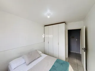 Quarto com cama e armário em um apartamento.