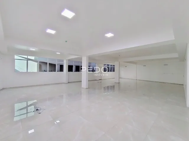 Espaço interno amplo e claro de uma residência em Lajeado.
