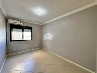 Ambiente interno com piso de cerâmica claro e parede cinza.