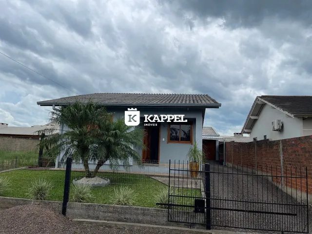 A fachada de uma casa em Lajeado, Brasil, com jardim frontal.