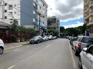 Vista da rua com edifícios residenciais em Lajeado, Brasil.