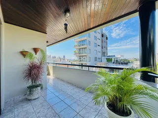 Varanda com vista panorâmica da cidade.
