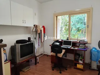 Esta é uma foto de um ambiente interno com paredes brancas e piso de madeira.