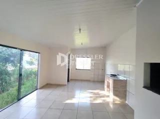 Sala com piso de cerâmica e grande janela de vidro.