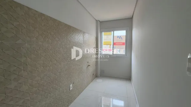 Hall de entrada com piso claro e parede texturizada em um imóvel no Brasil.