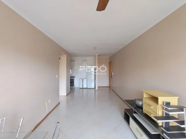 Corredor interno de uma residência com piso de cerâmica clara.