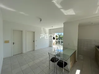 Vista interna de um ambiente com piso de cerâmica e portas brancas.