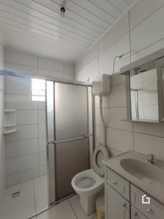 Banheiro com revestimento branco nas paredes