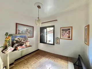 Uma sala de estar com piso de cerâmica e decoração de parede.