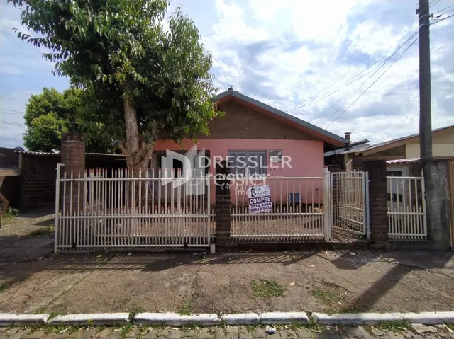 Fachada de uma residência com portão de metal em Lajeado, Brasil.