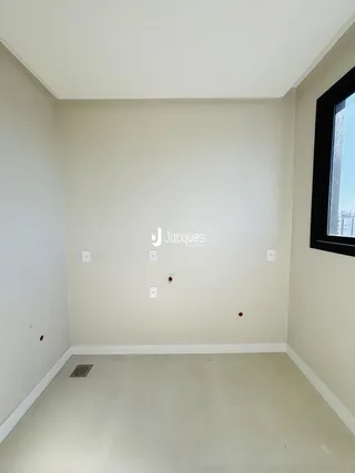 Vista interna de um cômodo com paredes claras e piso liso.