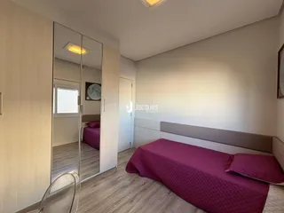 Foto de um quarto com cama e espelho em um imóvel.