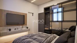 Quarto moderno com televisão e divisória de vidro.