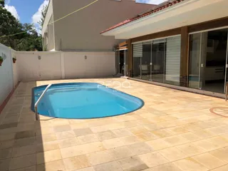 Vista externa de uma piscina e área de lazer de uma residência em Lajeado.