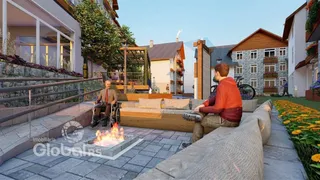 Área externa com lareira e mobiliário ao ar livre em uma residência.