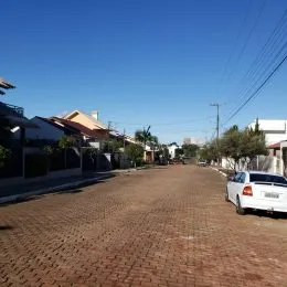 Vista externa de uma rua pavimentada em Lajeado, Brasil.