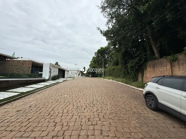 Fachada de uma residência em Lajeado, Brasil, com entrada pavimentada.